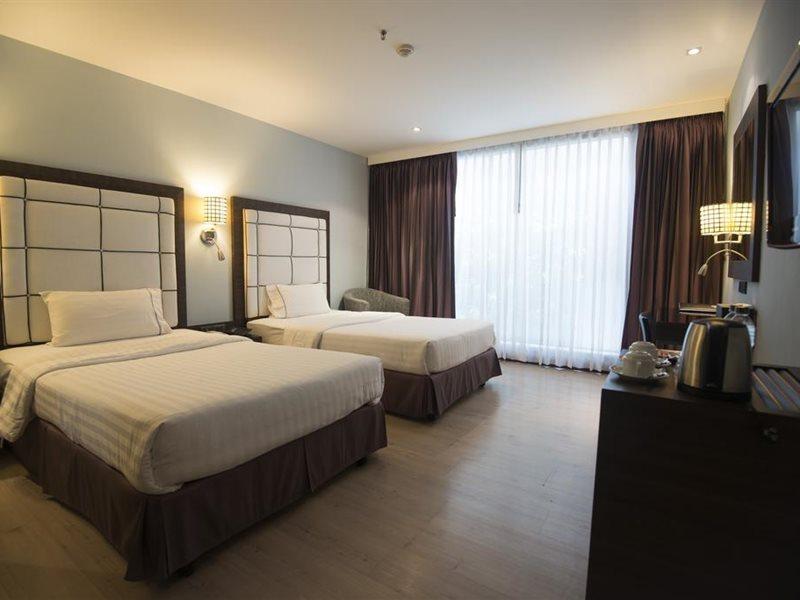 Sukhumvit Suites Hotel Банкок Екстериор снимка